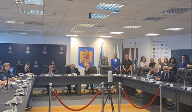 A doua ședință suspendată cu scandal la Ploiești. Consilierii locali se ceartă pe tăierea posturilor din Primărie și instituțiile subordonate
