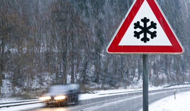 5 Obiecte Esențiale în Mașina Ta pentru Siguranța la Drum Lung de Paște