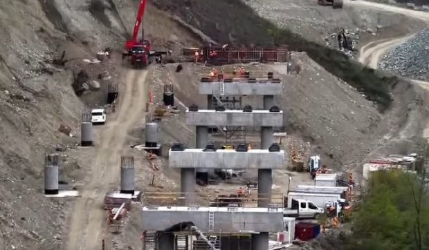 Record de forță de muncă și utilaje pe segmentul Cornetu – Tigveni al Autostrăzii Sibiu – Pitești