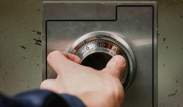Descoperire surprinzătoare în Germania: un lingou de aur de 34.000 de euro găsit într-un seif vechi cumpărat cu 15 euro