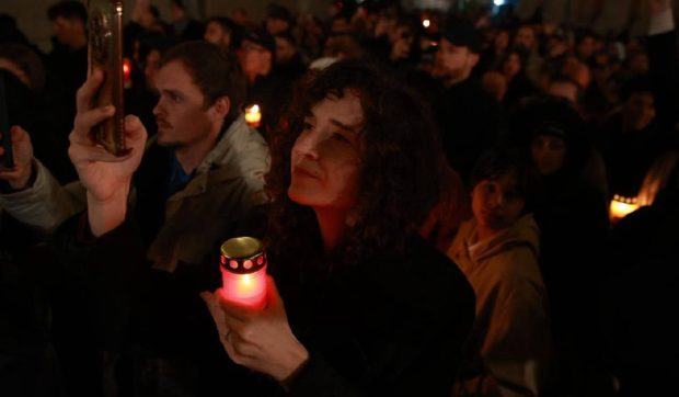 Hristos a înviat! Credincioșii au luat lumină la slujba de Înviere de la Patriarhia Română, oficiată de Preafericitul Daniel
