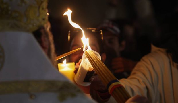 Hristos a înviat! Credincioșii au luat lumină la slujba de Înviere de la Patriarhia Română, oficiată de Preafericitul Daniel