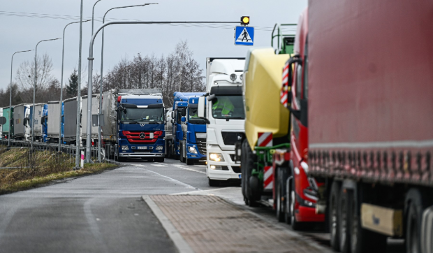 15 șoferi de TIR au furat 3.700 de litri de motorină și au vândut-o mai ieftin decât în benzinării, în Italia