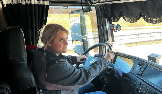 Cât plătește în plus o șoferiță de TIR pentru un plin de motorină după scumpirea carburanților, în Germania: „Prețurile ne ruinează”