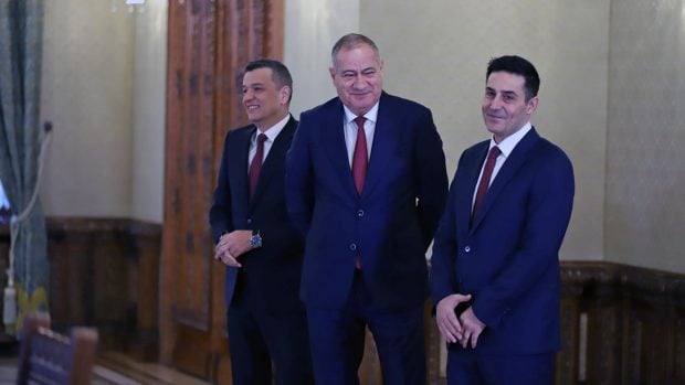 Viața politică la români: gargară, curluntrism și laudatio pe bani publici