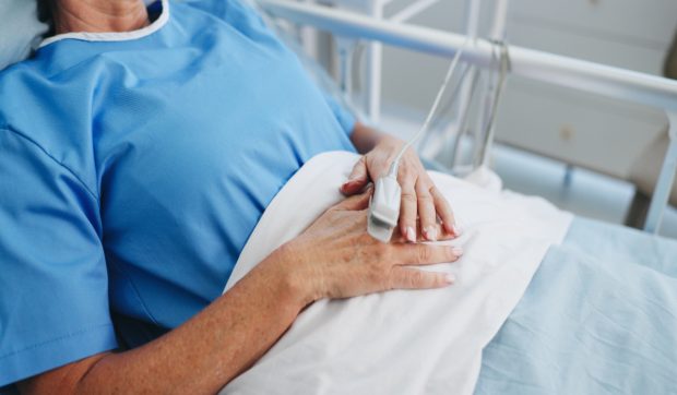 O femeie a ajuns în comă după o operație estetică. Medicul se apără: „Pacienta a fost informată”. Cazul ajunge în fața judecătorilor