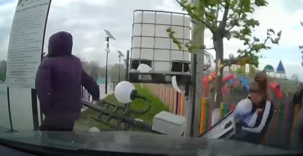 O mamă și bebelușul ei au scăpat ca prin minune după ce un stâlp prăbușit a fost oprit de un copac în parcul din Miroslava