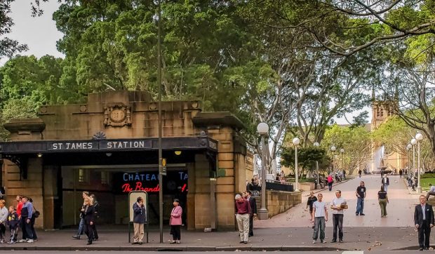Un bărbat a murit lângă o gară din Sydney, iar 100.000 de oameni au trecut zilnic pe lângă el, fără să îl observe: „Este ca și cum ar fi fost invizibil”