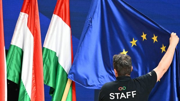 Drapelul Uniunii Europene, arborat din nou în Parlamentul Ungariei, după 15 ani de absență