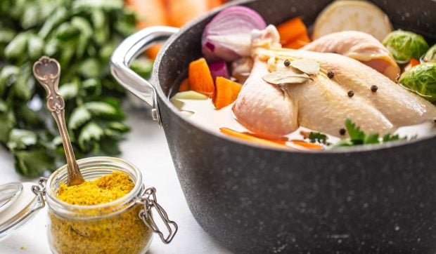 Ce se ascunde cu adevărat în cuburile de supă: un amestec periculos pentru sănătate