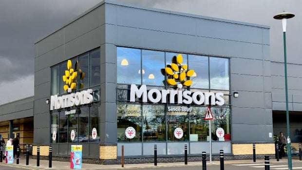 Managerul unui supermarket a fost concediat pentru că a lovit un hoț care l-a scuipat când încerca să scape din magazin