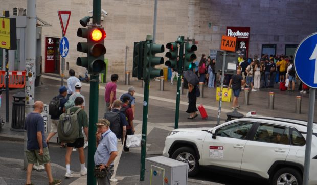 Prima capitală europeană care vrea să testeze semafoarele cu 4 culori: ce semnificație va avea culoarea albă