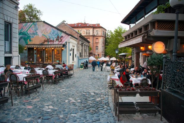 Patronul unei taverne la care se opreau des șoferii din Balcani o vinde cu o singură condiție: „Acesta nu e doar un bar, e istorie”