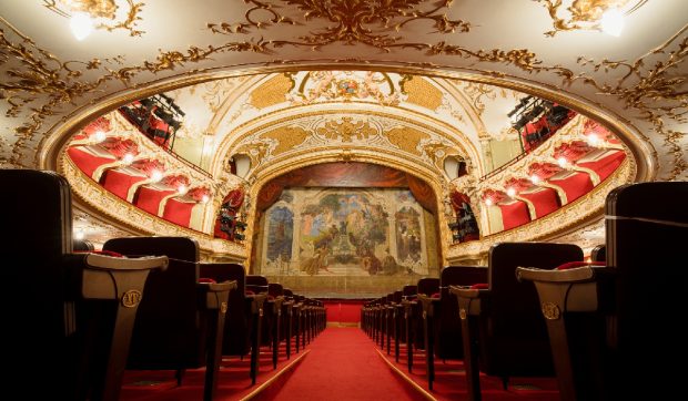 Actor din Teatrul Național din Iași rănit după prăbușirea tavanului fals în timpul unui spectacol