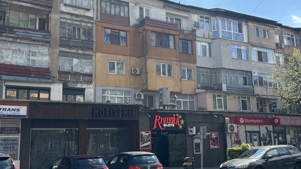 Tecuci, capitala păcănelelor. „Moși și romi mai suntem. Dacă n-ar fi păcănelele, ne-am sparge dinții zilnic”