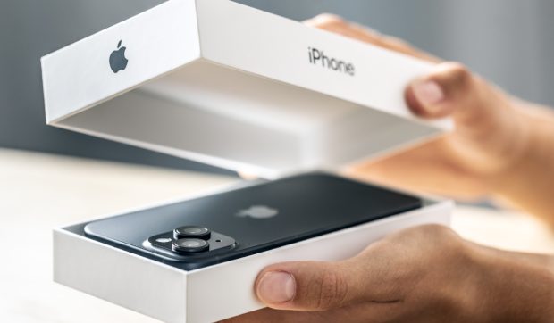 Un român angajat de 8 zile într-un depozit din Germania a furat electronice Apple și Samsung de 160.000 de euro