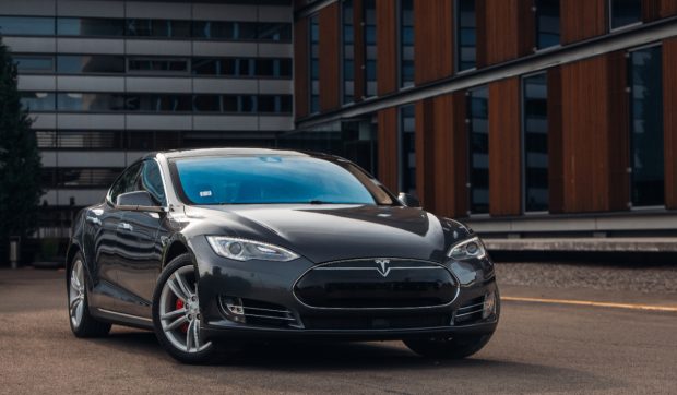 O femeie a cumpărat o Tesla second-hand, iar după două zile a primit o factură de 16.000 de dolari: „Nu m-am documentat”