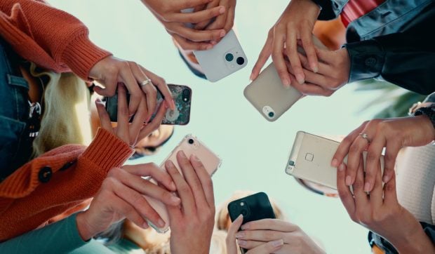 România, pe ultimul loc în UE la alfabetizare digitală: 3 din 4 elevi de 14 ani nu au competențele esențiale pentru folosirea tehnologiei, arată un studiu