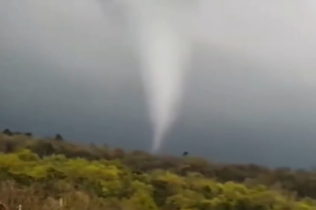 Tornadă rară surprinsă în Mureș, avertisment al meteorologilor pentru sezonul furtunilor