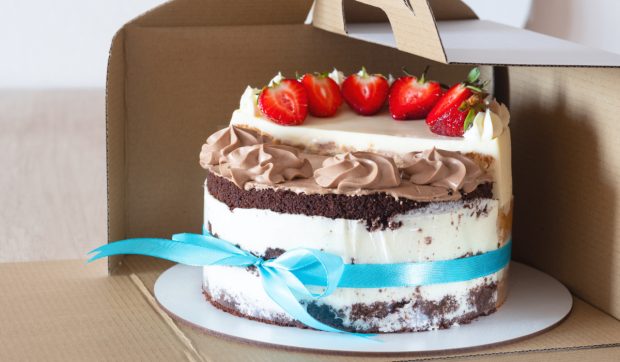 Un bărbat din China a descoperit un imens lanț de „prăjituri falsificate”, după ce a comandat un tort online