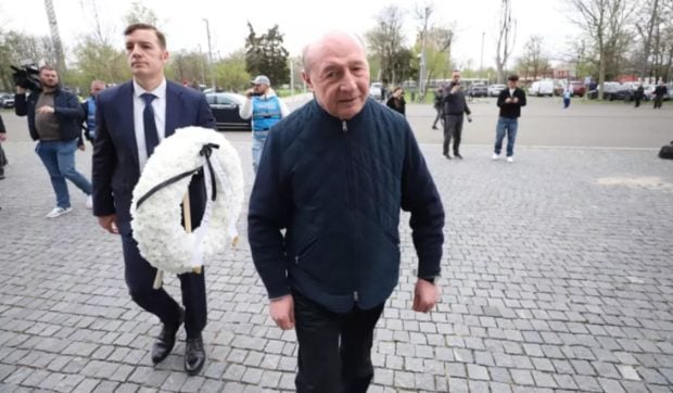 Mesajul dintr-un singur cuvânt scris de Traian Băsescu pe coroana depusă la catafalcul lui Mircea Lucescu