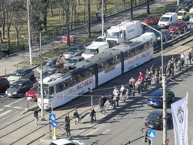 Cine mulțumește în tot orașul? Zeci de mesaje de mulțumire au împânzit Capitala