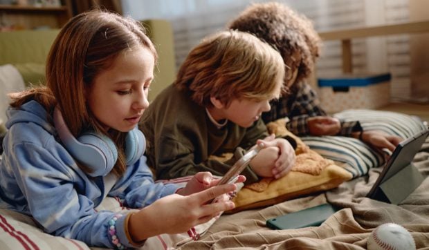 O nouă țara interzice accesul copiilor sub 12 ani la rețelele sociale. Platformele vor fi obligate să verifice vârsta utilizatorilor