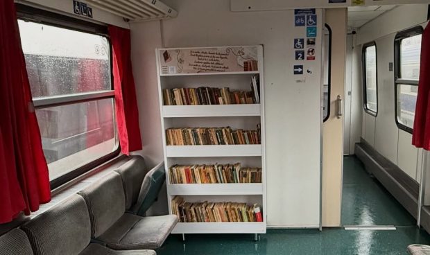„Biblioteca pe șine” din trenul București – Galați: cum a transformat Georgiana naveta cu CFR-ul într-o experiență culturală