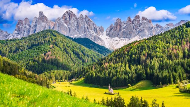 Trentino, regiunea italiană cu peisaje de film, oferă până la 100.000 de euro pentru a readuce la viață case abandonate