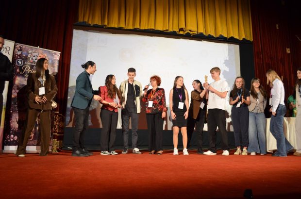 Elevii timișoreni aduc pe scena națională satira „Alandalia”, o critică a politizării din educație, și câștigă premiul special