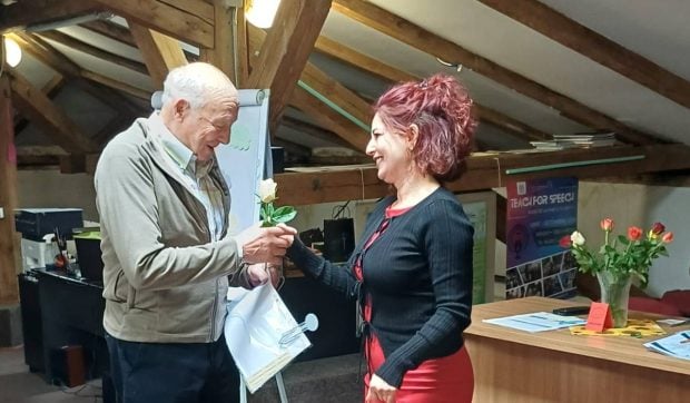 Un brașovean de 97 de ani a absolvit un curs digital ca să se protejeze de escrocii online și să călătorească: „Niciodată nu este prea târziu”