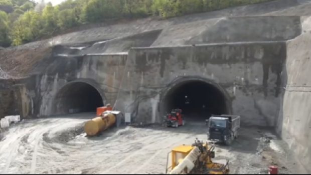 Moment istoric pe Valea Oltului, pe Autostrada Sibiu-Pitești: Tunelul Robești, la doar câțiva metri de prima străpungere totală a muntelui