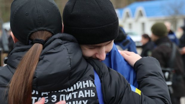 Rusia și Ucraina au făcut schimb de 350 de prizonieri înainte de armistițiul de Paște | VIDEO