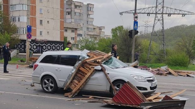 Furtună puternică în Iași provoacă pagube și perturbări, iar sistemul RO-Alert nu a emis avertizări la timp