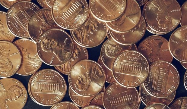 Un bărbat a strâns monede de un cent timp de 45 de ani și a descoperit o sumă neașteptată la bancă