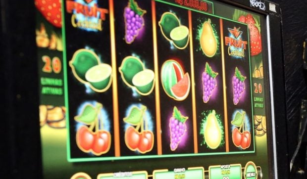 Un tânăr din Botoșani, ruină financiară și familie destrămată după ce a pierdut toți banii la păcănele