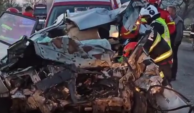 Un șofer a murit pe loc pe DN17, în Bistrița, în urma unui accident grav cu un autobuz: alți doi oameni au fost răniți