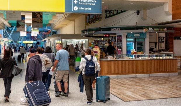 Vacanțele de vară din 2026, sub semnul întrebării: Criza combustibilului scumpește biletele de avion și reduce zborurile spre Europa