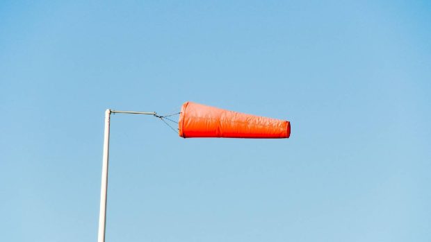 Cod portocaliu de vânt foarte puternic de 120 km/h la munte și 90 km/h în sud-estul țării și Moldova