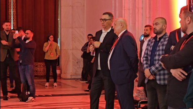 Victor Ponta, apariție surpriză la evenimentul unde PSD decide dacă îi retrage sprijinul politic lui Ilie Bolojan. De ce a venit