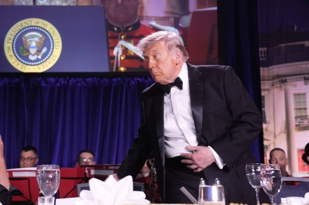 Momentul în care Donald Trump este evacuat de agenții Secret Service după împușcăturile din Washington Hotel, la Cina Asociației Corespondenților de la Casa Albă