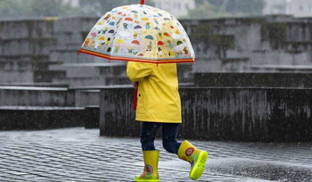 Schimbare accentuată a vremii: Temperaturile scad brusc cu până la 10 grade și vin ploile înainte de 1 Mai