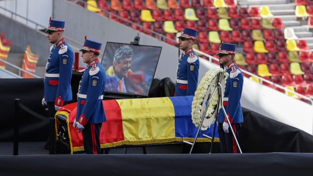 Live Video Mircea Lucescu a ajuns pentru ultima oară pe Arena Națională. Sicriul cu trupul neînsuflețit al legendarului antrenor, depus pe stadion