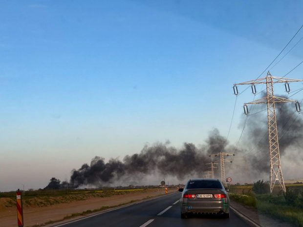 Bălteni sub asediul fumului toxic: arderi ilegale de cabluri și anvelope ignorate de autorități duminica