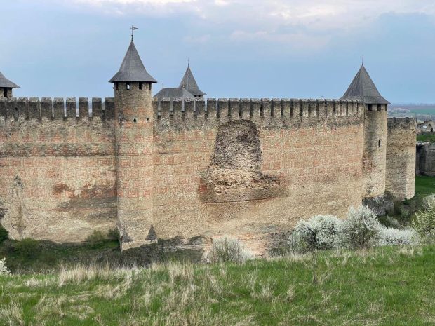 Zidul cetății Hotin s-a prăbușit, iar accesul turiștilor este restricționat: „Situație periculoasă”