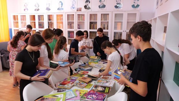 „Dăruiește o carte, aprinde un vis”, campania umanitară inițiată de emisiunea „Dincolo de copertă” și Fundația Ringier România. Peste 200 de cărți au ajuns la copiii care învață la Școala Gimnazială nr. 1 din Ileana, Călărași