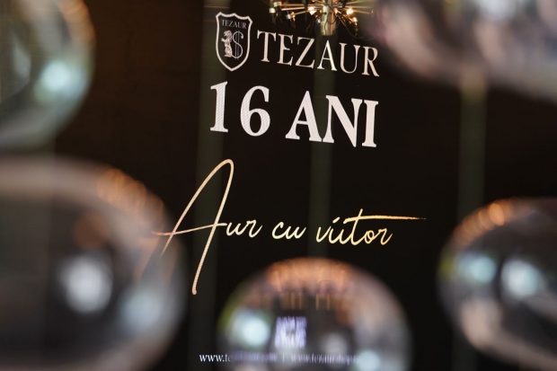 „AUR CU VIITOR”: TEZAUR sărbătorește 16 ani printr-un manifest despre modă, sustenabilitate și educație financiară