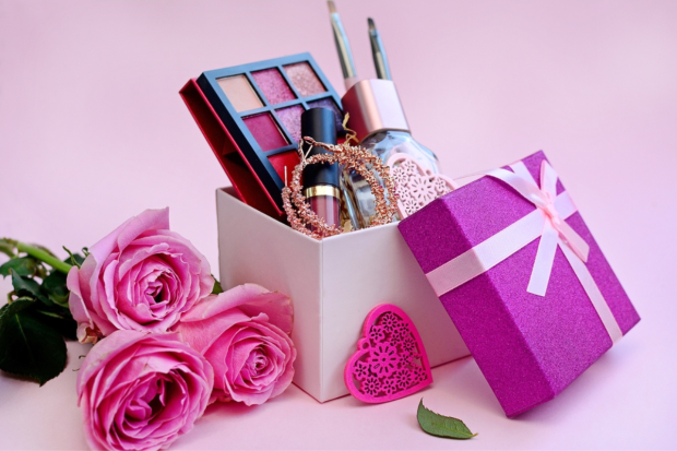 Cum să alegi cadoul perfect pentru o femeie pasionată de produse cosmetice