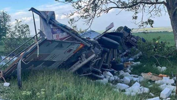 Doi români au murit într-un TIR, în Republica Moldova. Camionul a derapat, s-a răsturnat și s-a făcut bucăți