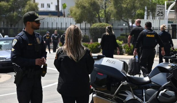 5 morți într-un atac armat la cea mai mare moschee din San Diego. Atacatorii, doi adolescenți, și-au luat viața în mașină